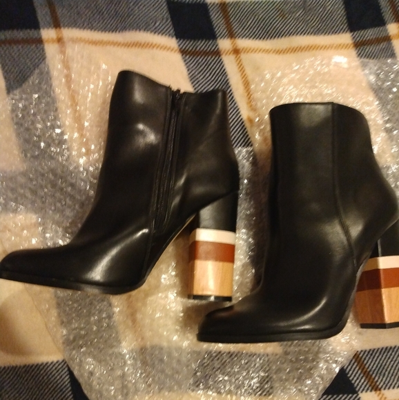 JustFab Black Booties with wooden heel size 7 - Picture 2 of 7